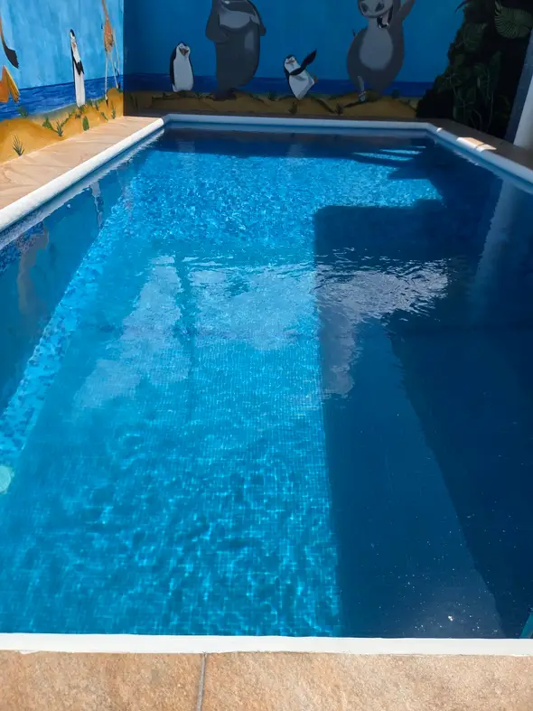 Sala de fiestas con piscina